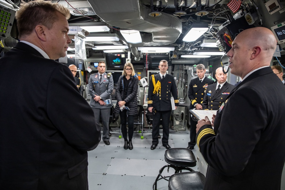 Finnish Minister of Defense visits USS Arlington