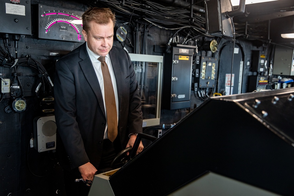 Finnish Minister of Defense visits USS Arlington