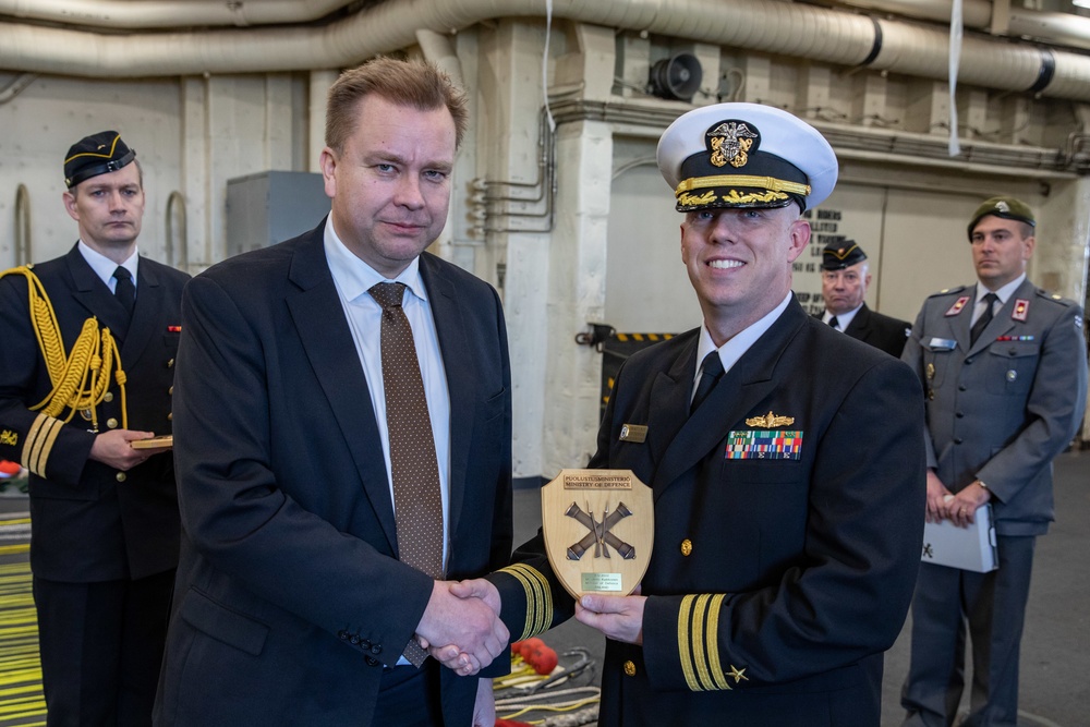 Finnish Minister of Defense visits USS Arlington