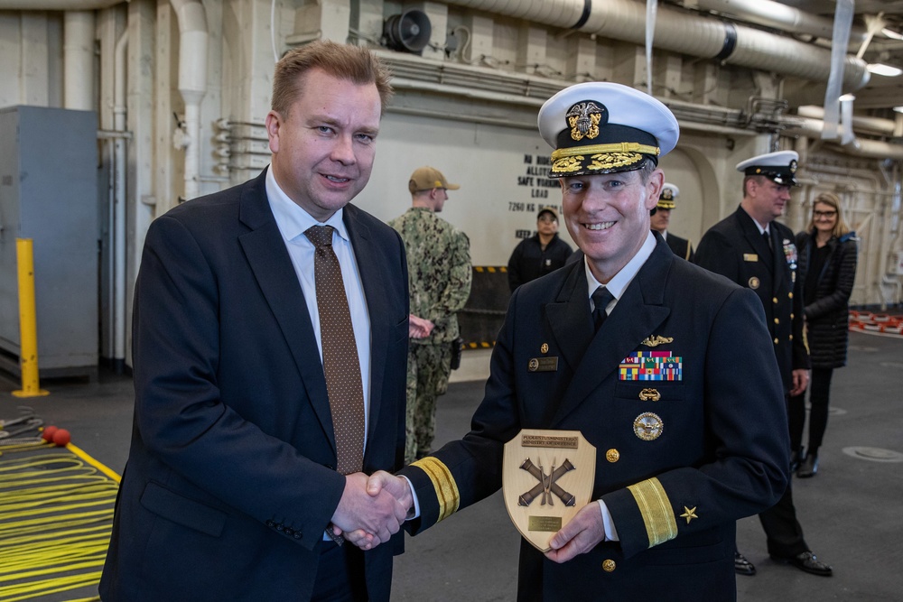 Finnish Minister of Defense visits USS Arlington