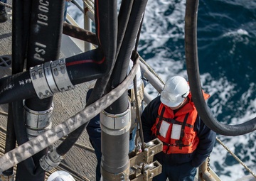 USS Bataan Fuels USS Laboon at Sea