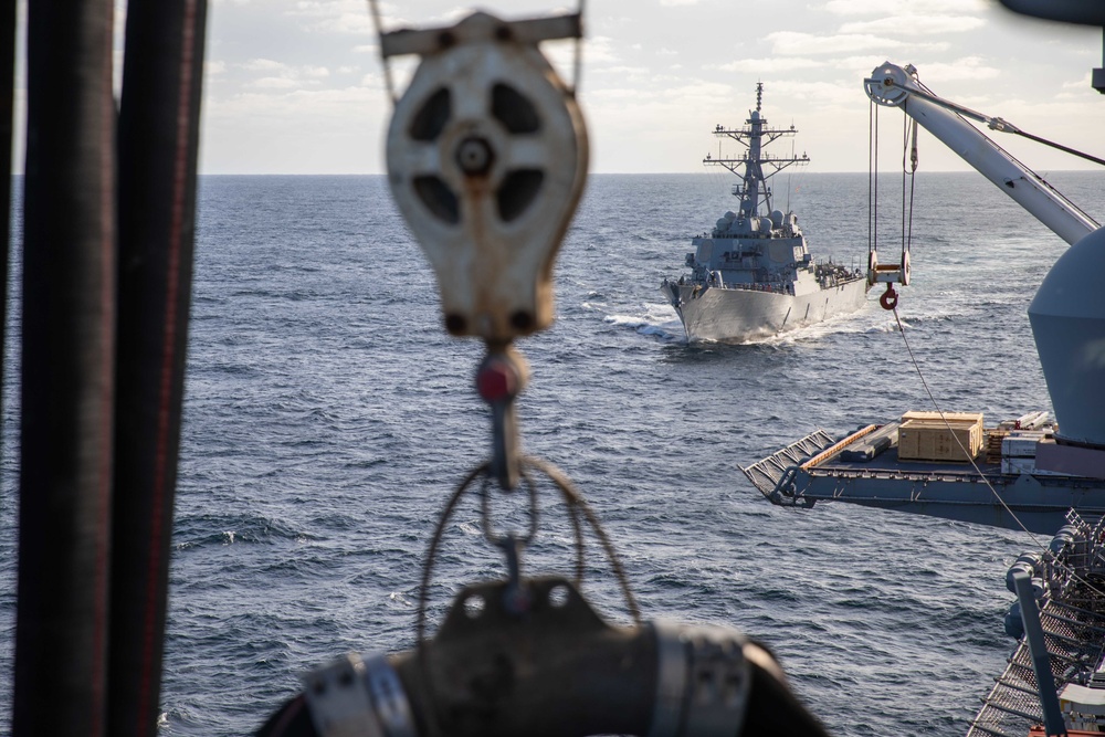 USS Bataan Fuels USS Laboon at Sea