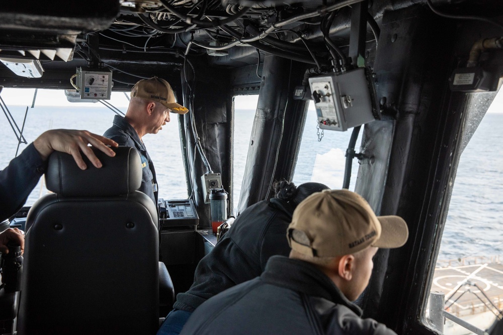 USS Bataan Fuels USS Laboon at Sea