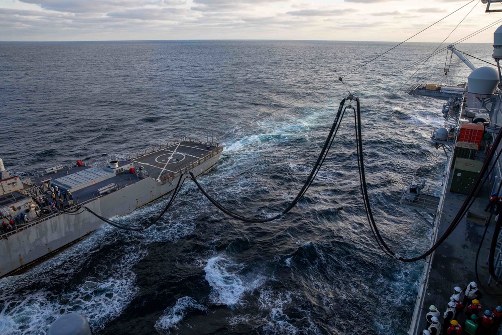 USS Bataan Fuels USS Laboon at Sea