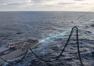 USS Bataan Fuels USS Laboon at Sea