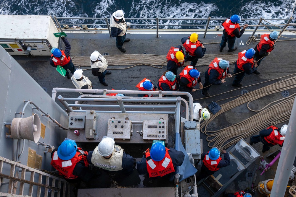 USS Bataan Fuels USS Laboon at Sea