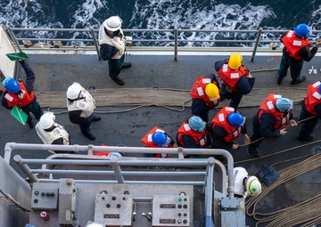 USS Bataan Fuels USS Laboon at Sea