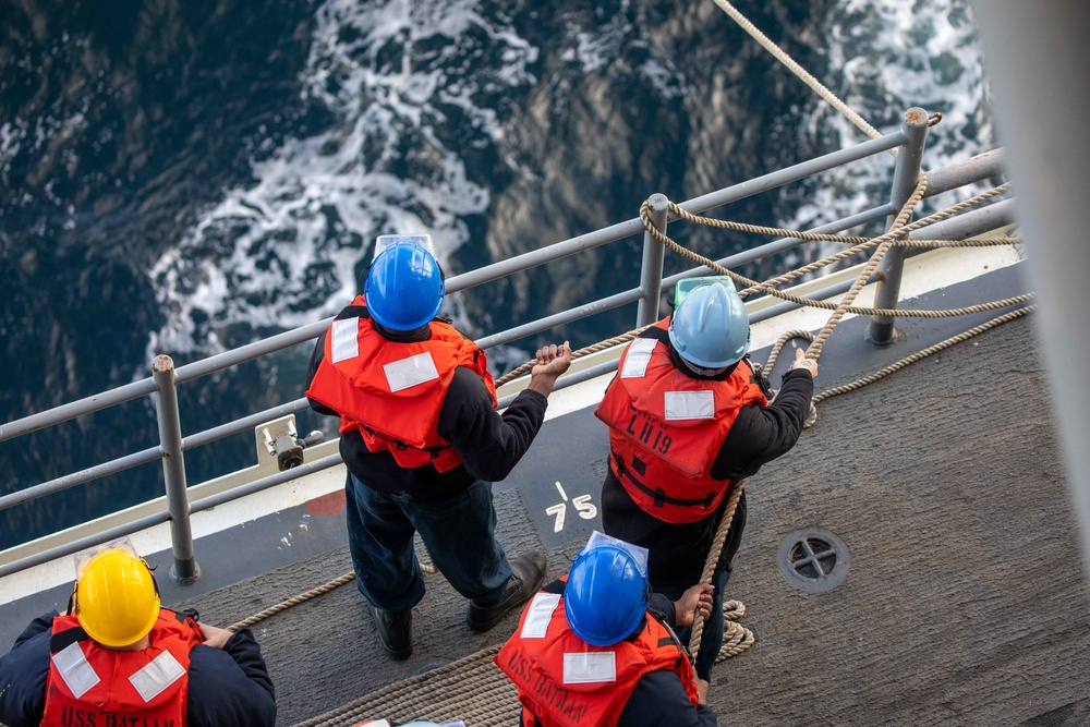 USS Bataan Fuels USS Laboon at Sea