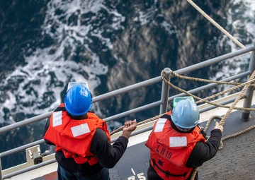 USS Bataan Fuels USS Laboon at Sea