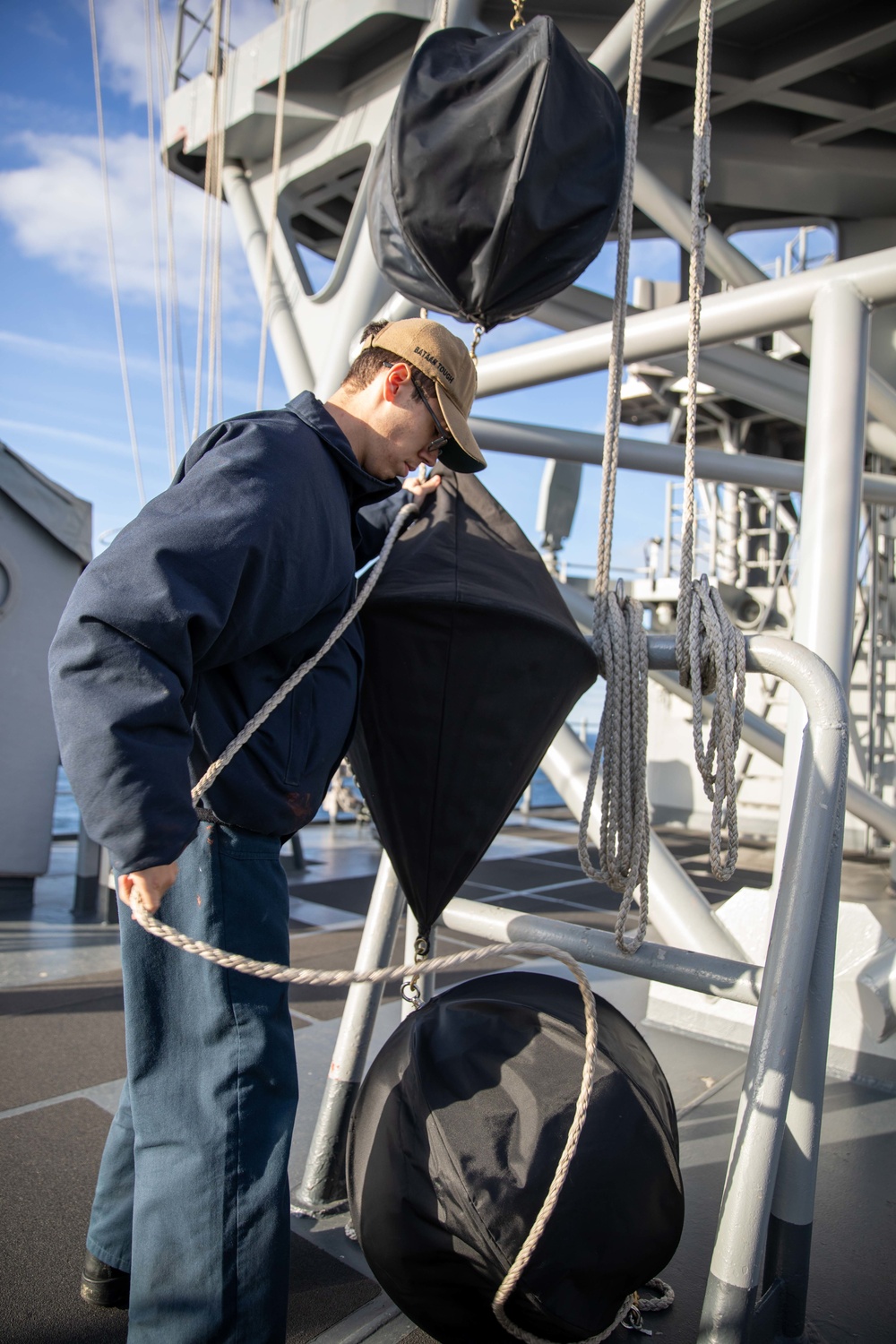 USS Bataan Fuels USS Laboon at Sea