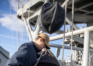USS Bataan Fuels USS Laboon at Sea