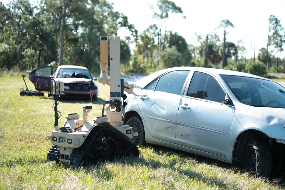 Commander visits EOD for demonstration