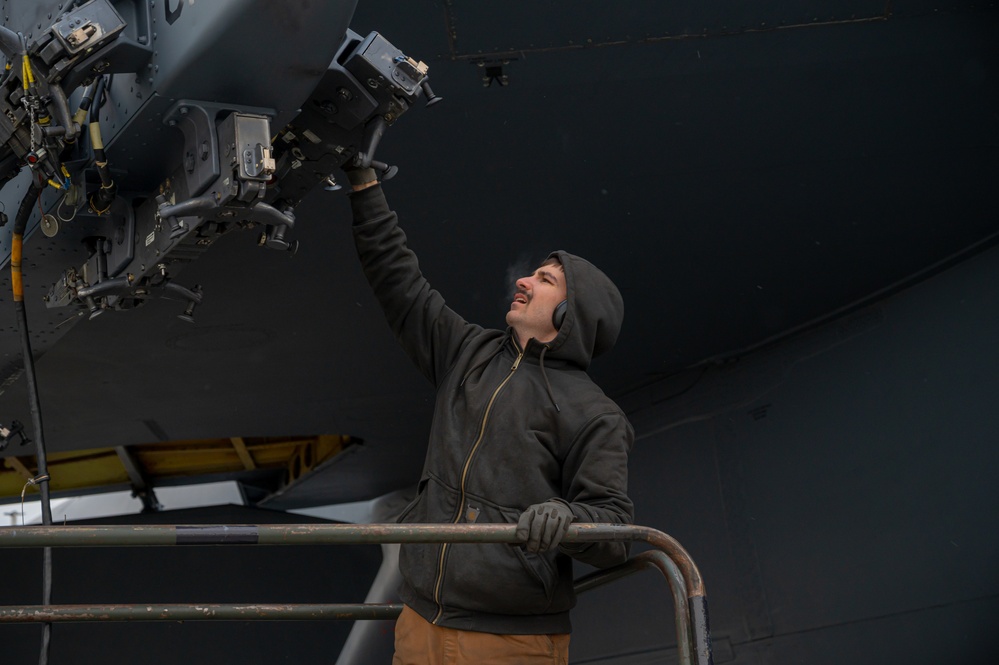 Crew Chiefs Prepare a B-52