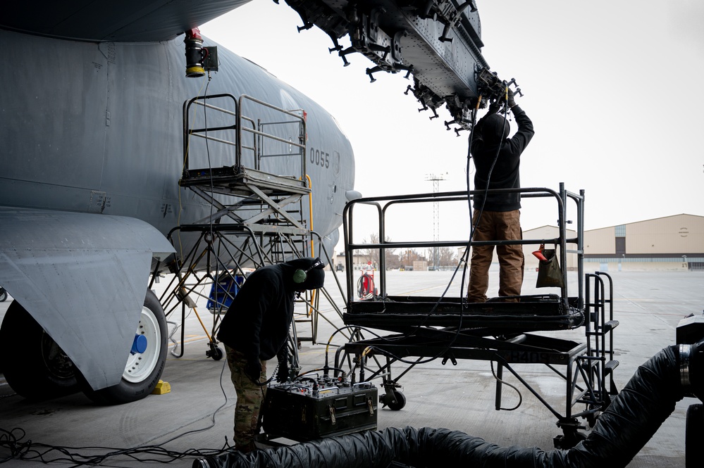 Crew Chiefs Prepare a B-52