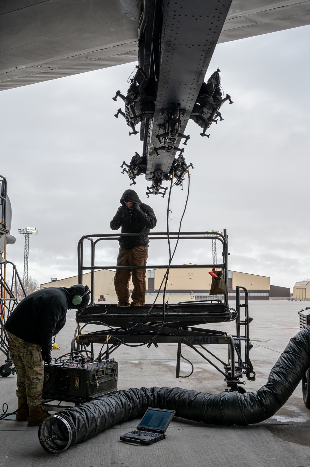 Crew Chiefs Prepare a B-52