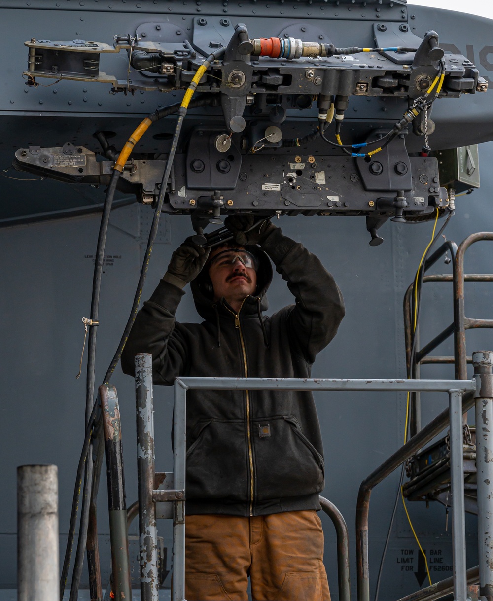Crew Chiefs Prepare a B-52
