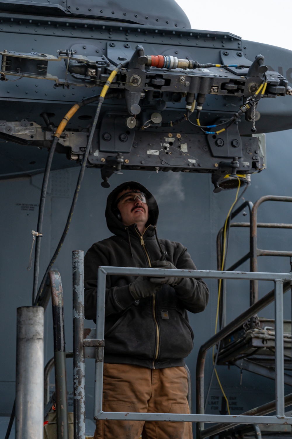 Crew Chiefs Prepare a B-52