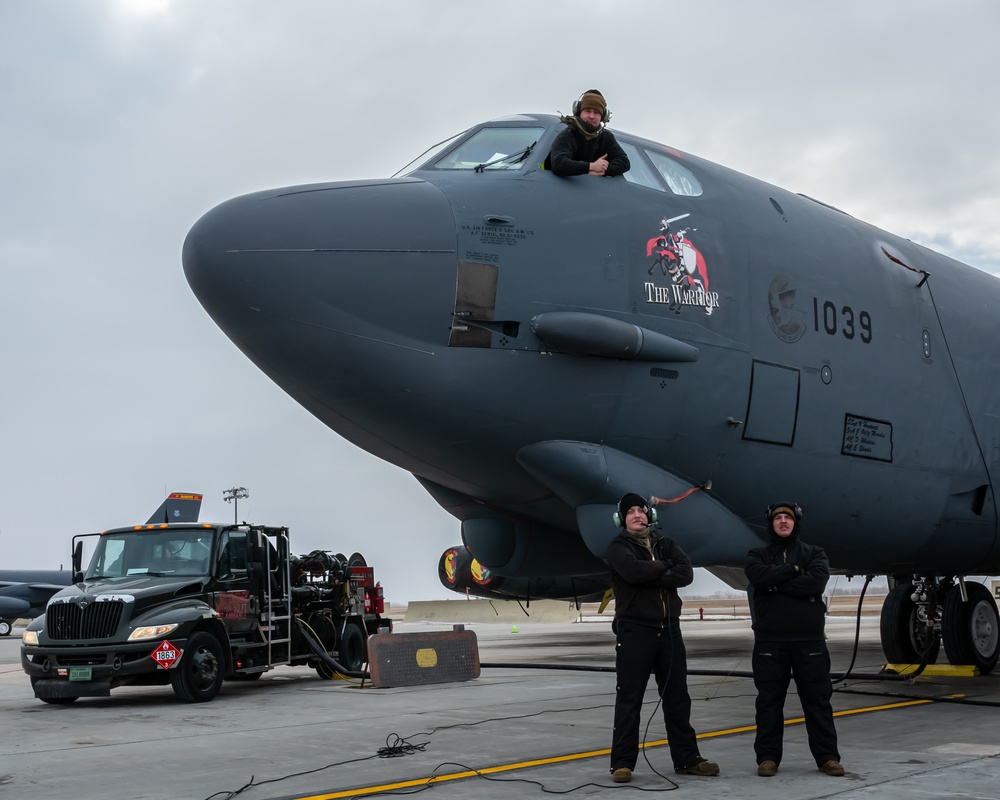 Crew Chiefs Prepare a B-52