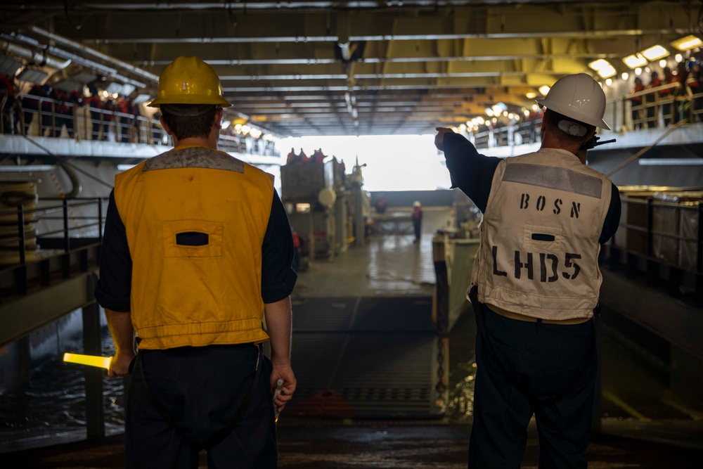 USS BATAAN COMMENCES AMPHIBIOUS OPERATIONS