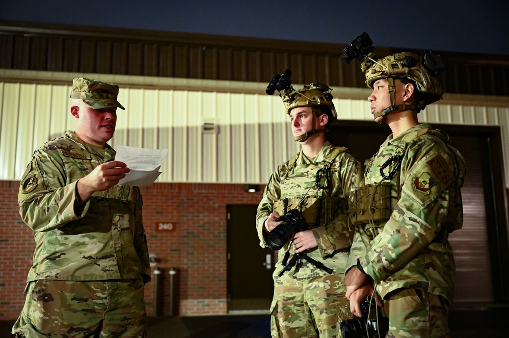 1 CTCS Airmen test night vision capabilities