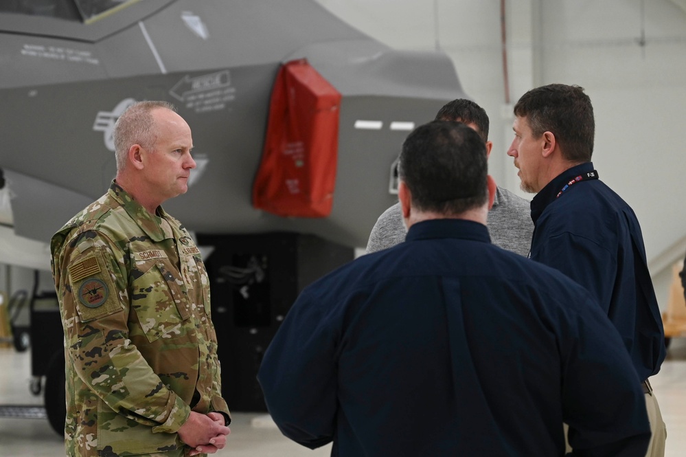 Lt. Gen. Michael Schmidt visits the F-35 Academic Training Center