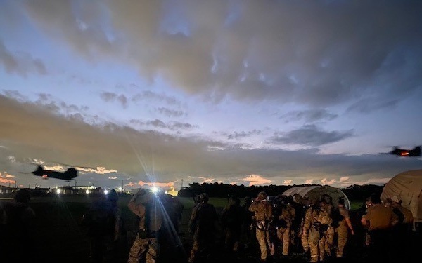 U.S. Army Chemical Corps Soldiers train with U.S. Navy SEALs during Exercise Trident