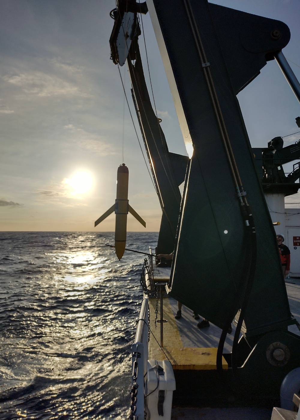 R/V Kilo Moana picks up Naval Oceanography Gliders