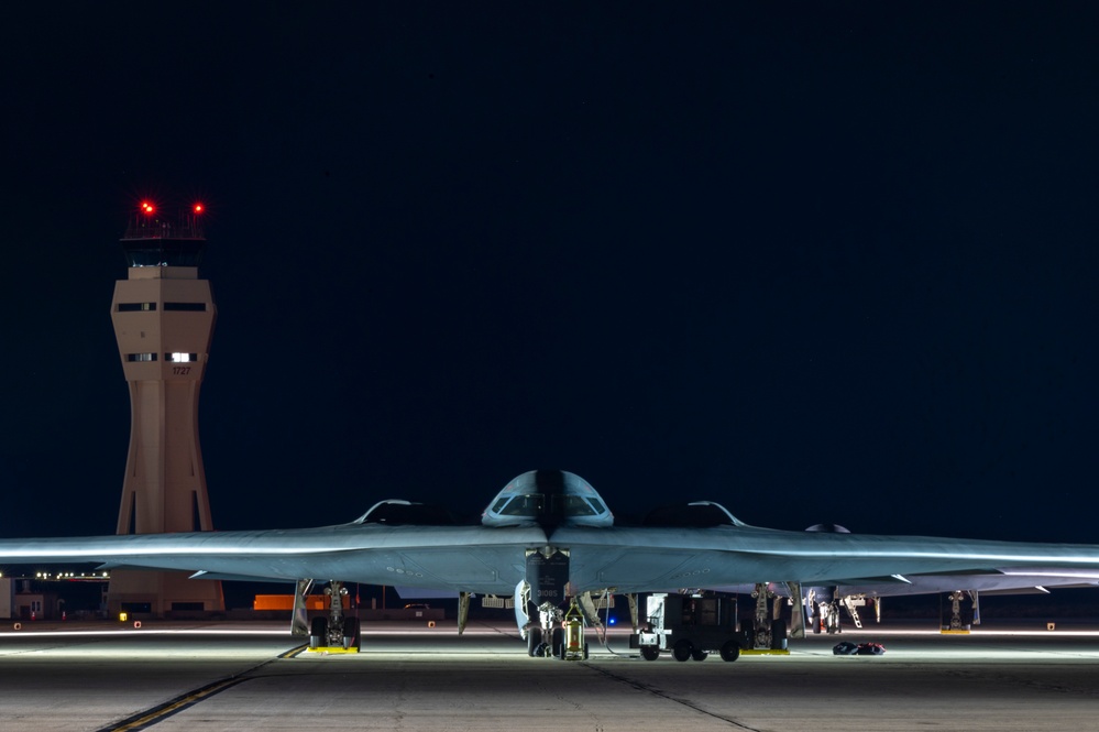 15th AS connects with 509th BW for first C-17, B-2 specialized fueling training