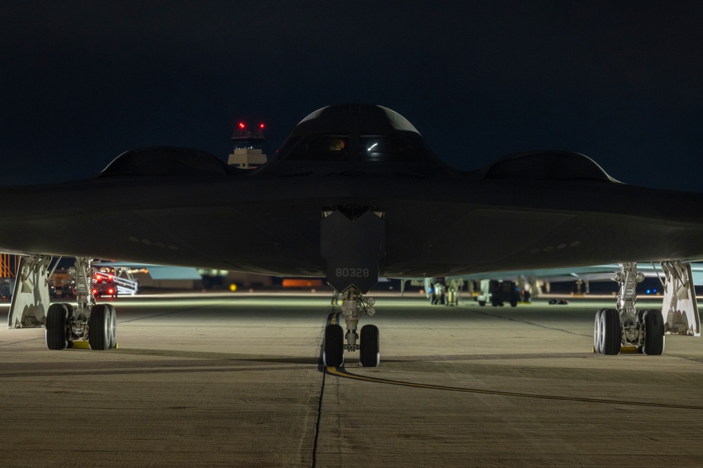 15th AS connects with 509th BW for first C-17, B-2 specialized fueling training