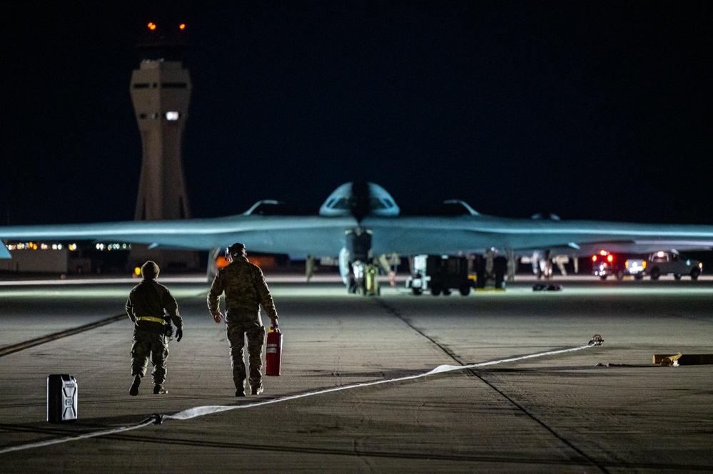15th AS connects with 509th BW for first C-17, B-2 specialized fueling training