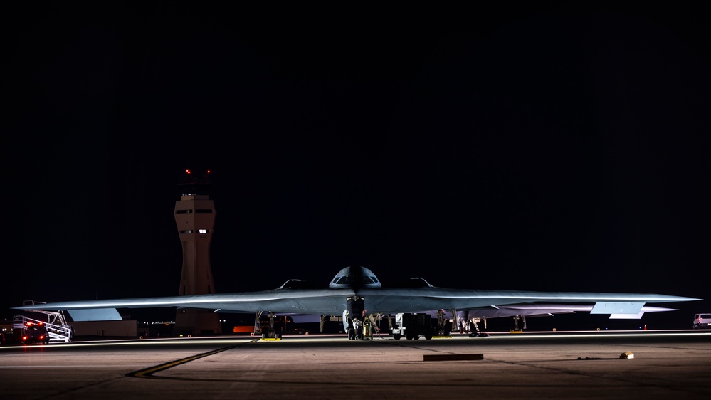 15th AS connects with 509th BW for first C-17, B-2 specialized fuel operation