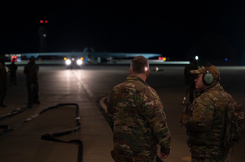 15th AS connects with 509th BW for first C-17, B-2 specialized fuel operation