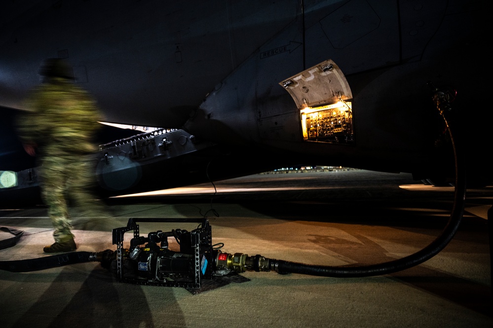 15th AS connects with 509th BW for first C-17, B-2 specialized fuel operation