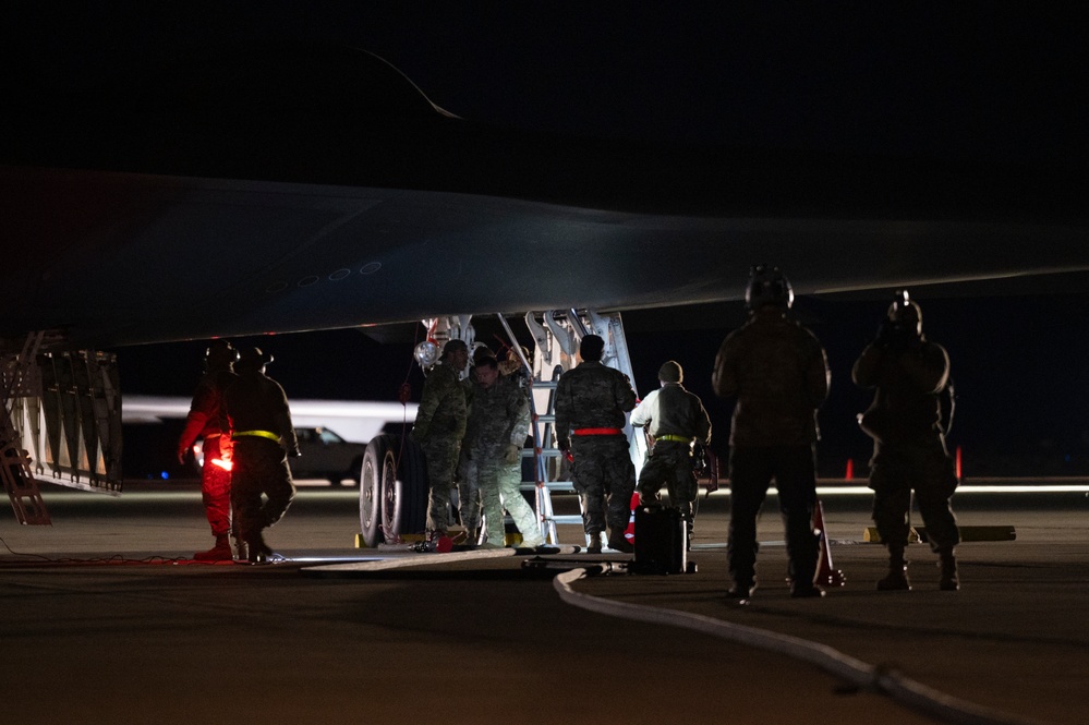 15th AS connects with 509th BW for first C-17, B-2 specialized fuel operation