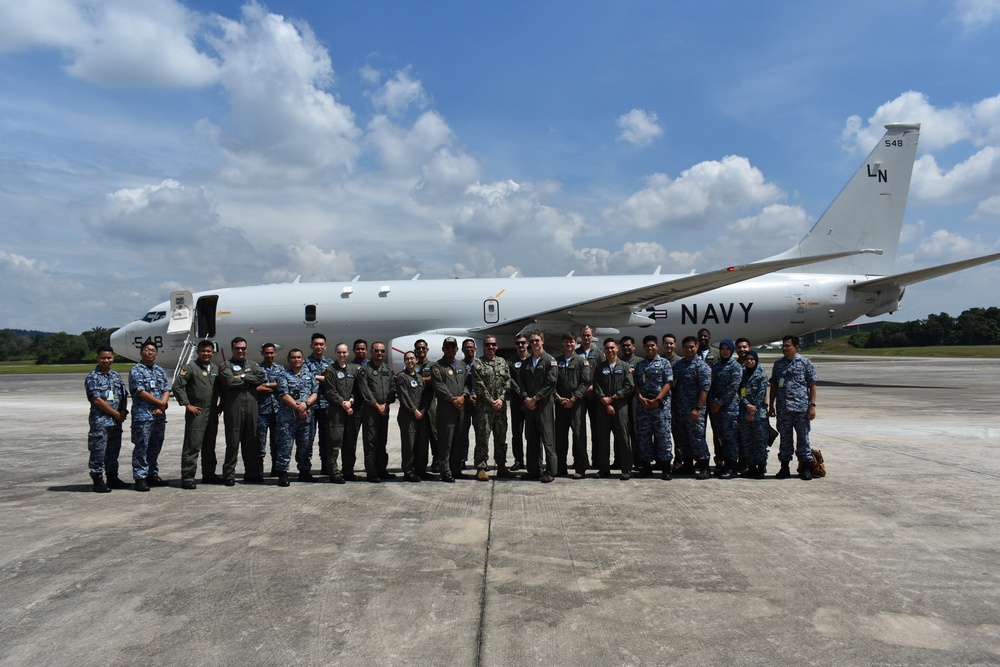 VP-45 Hosts Flight with U.S. Ambassador to Malaysia