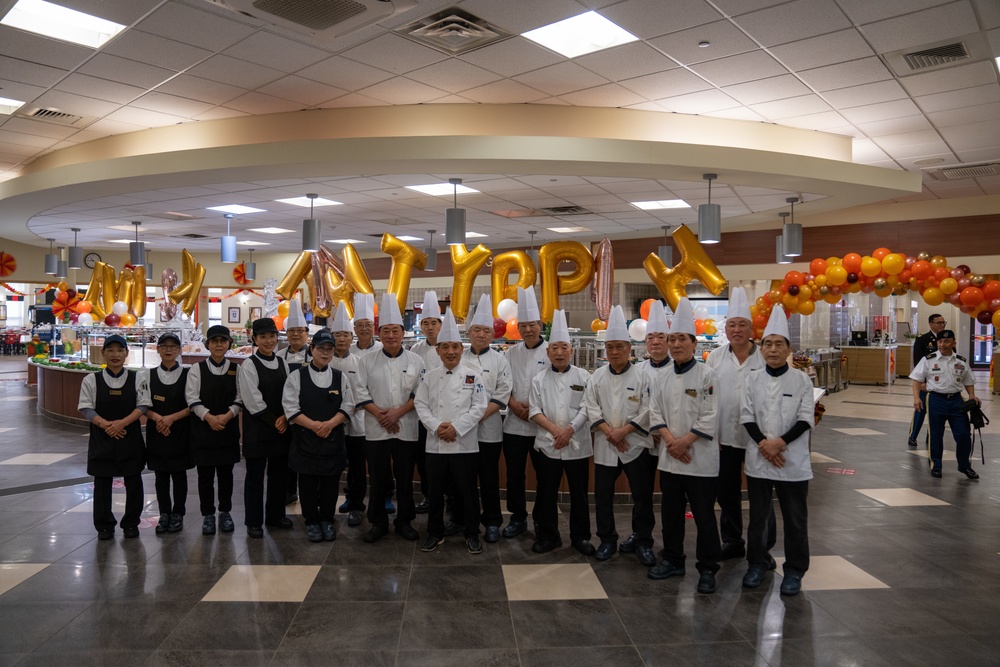 DFACS around Camp Humphreys serve delicious food and decorate the chow hall for Thanksgiving