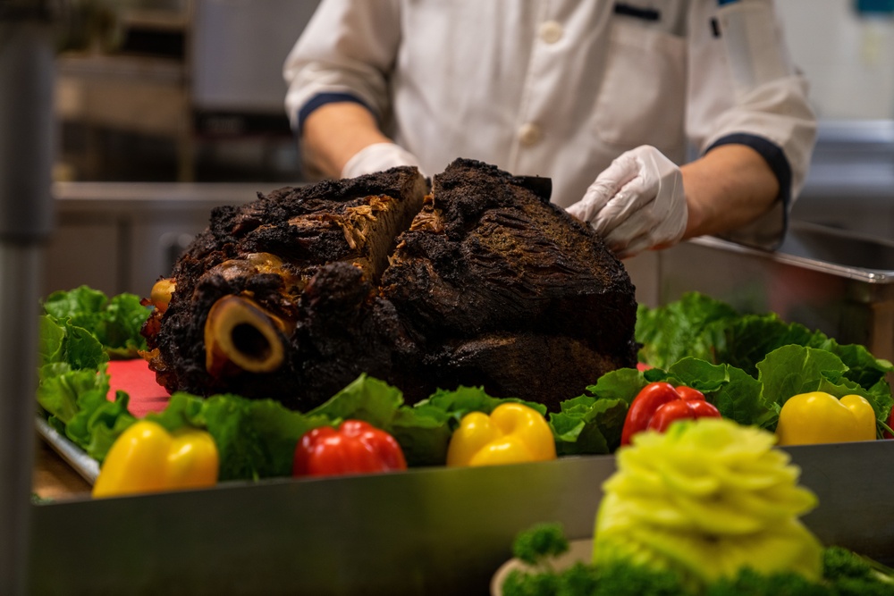 DFACS around Camp Humphreys serve delicious food and decorate the chow hall for Thanksgiving