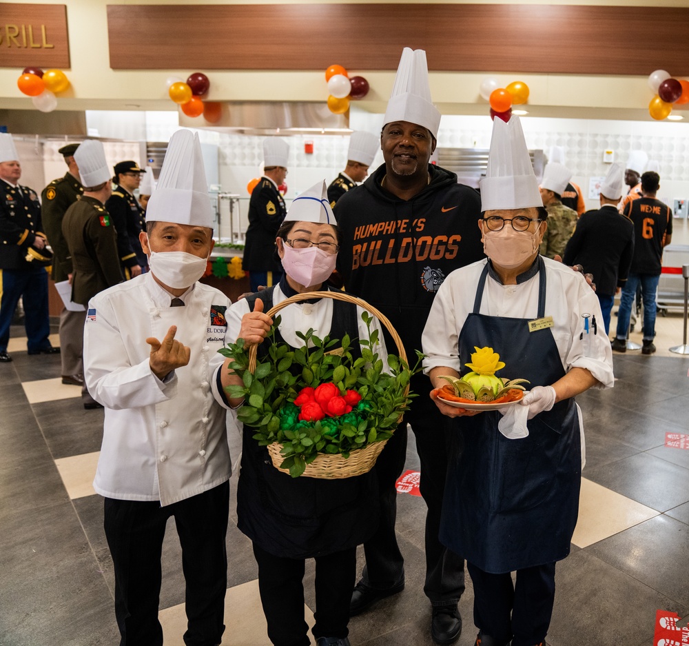 DFACS around Camp Humphreys serve delicious food and decorate the chow hall for Thanksgiving