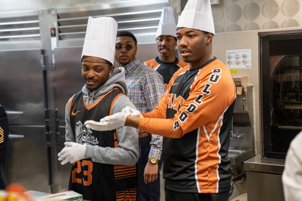 DFACS around Camp Humphreys serve delicious food and decorate the chow hall for Thanksgiving