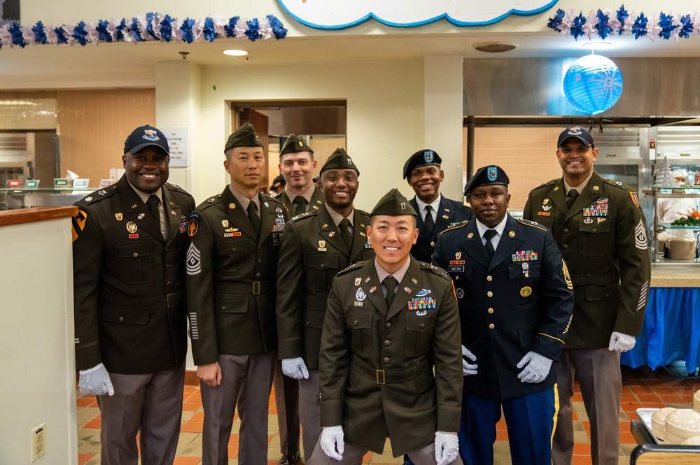 DFACS around Camp Humphreys serve delicious food and decorate the chow hall for Thanksgiving