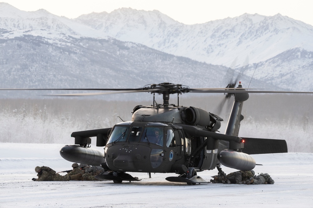 Alaska Army National Guard aviators support UAA Army ROTC field training exercise