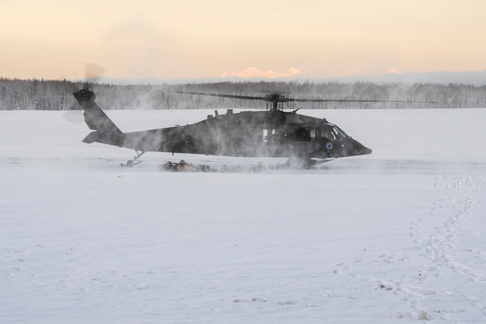 Alaska Army National Guard aviators support UAA Army ROTC field training exercise