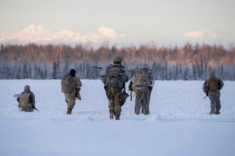 Alaska Army National Guard aviators support UAA Army ROTC field training exercise