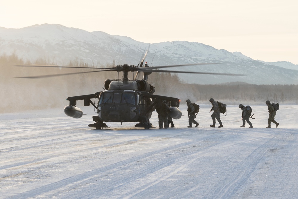 Alaska Army National Guard aviators support UAA Army ROTC field training exercise