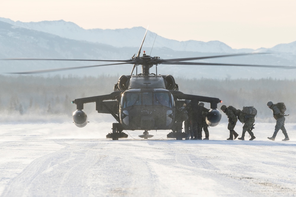 Alaska Army National Guard aviators support UAA Army ROTC field training exercise