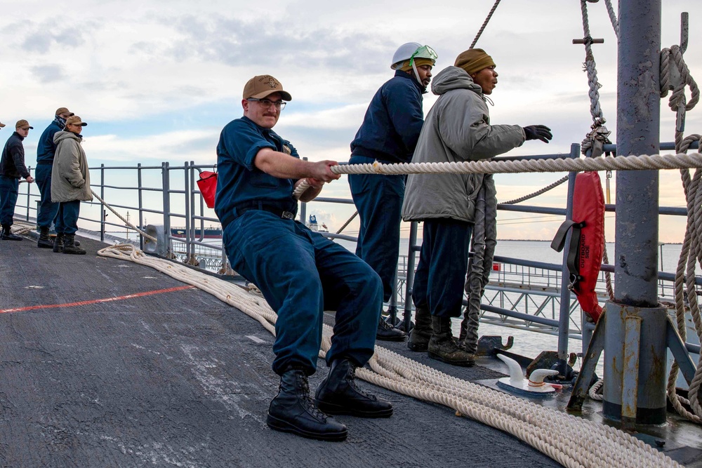 USS Leyte Gulf (CG 55) Arrives in Augusta Bay, Italy