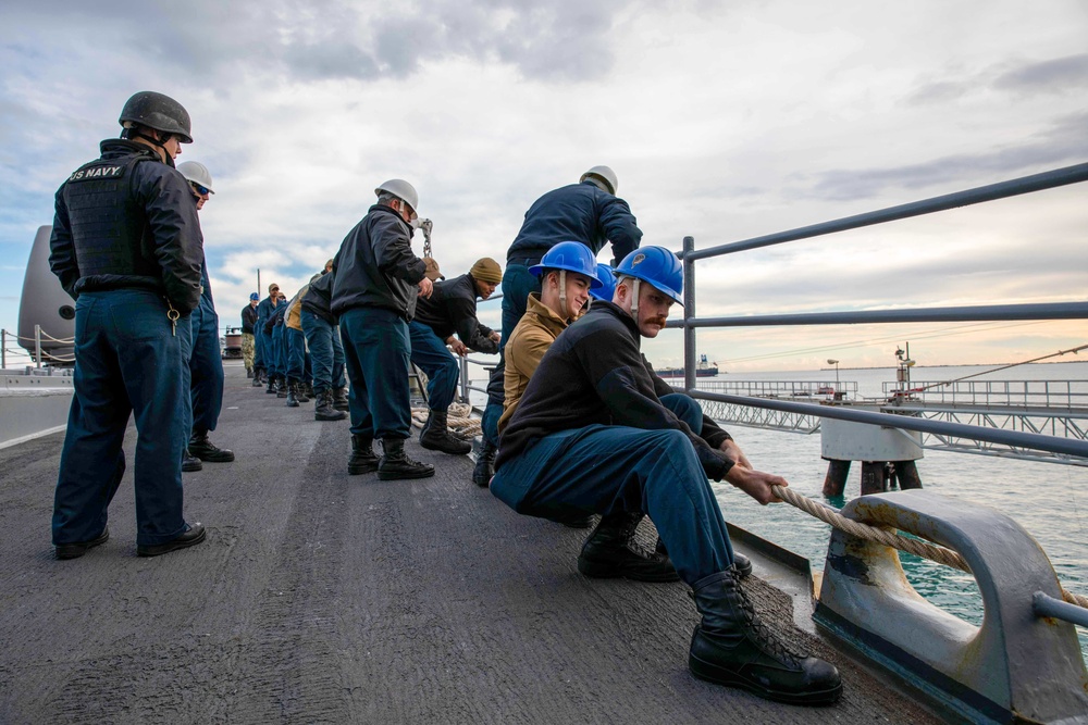 USS Leyte Gulf (CG 55) Arrives in Augusta Bay, Italy