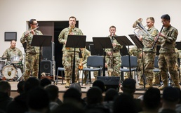 1 ID Brings Christmas Cheer to eFP Battle Group Poland