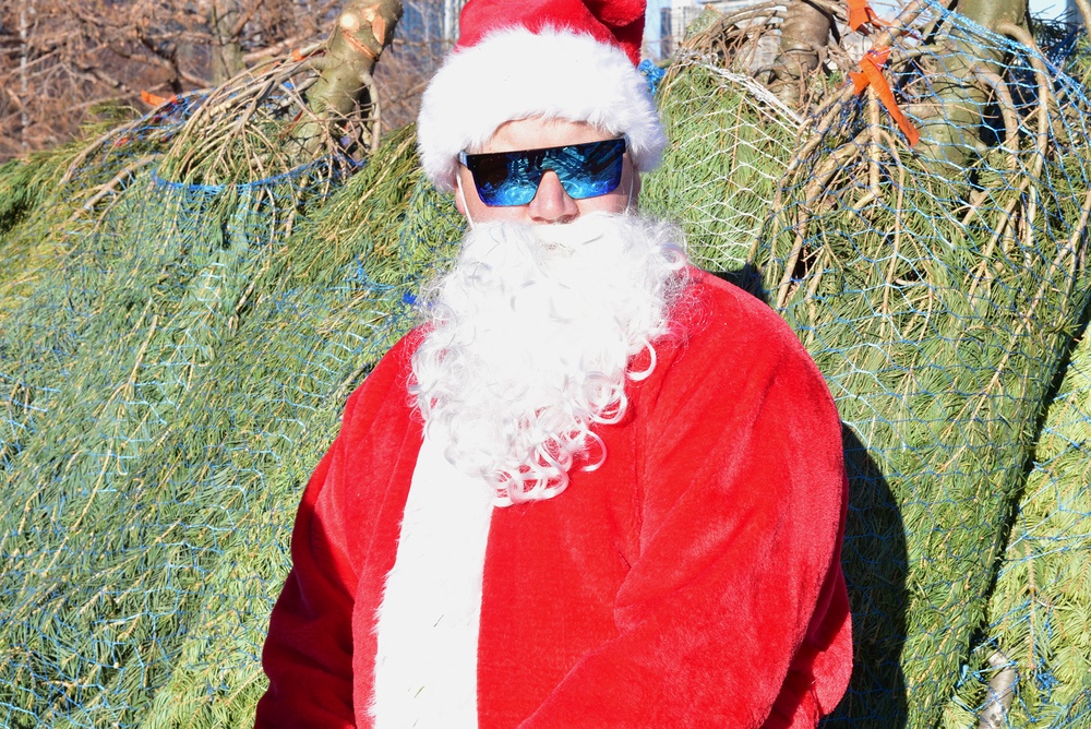 CGC Mackinaw, Chicago's Christmas Ship sails into Chicago, delivers 1,200 trees