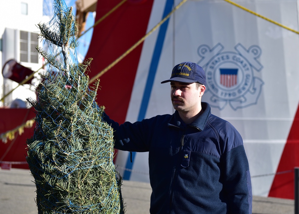 CGC Mackinaw, Chicago's Christmas Ship, sails into Chicago, delivers 1,200 trees